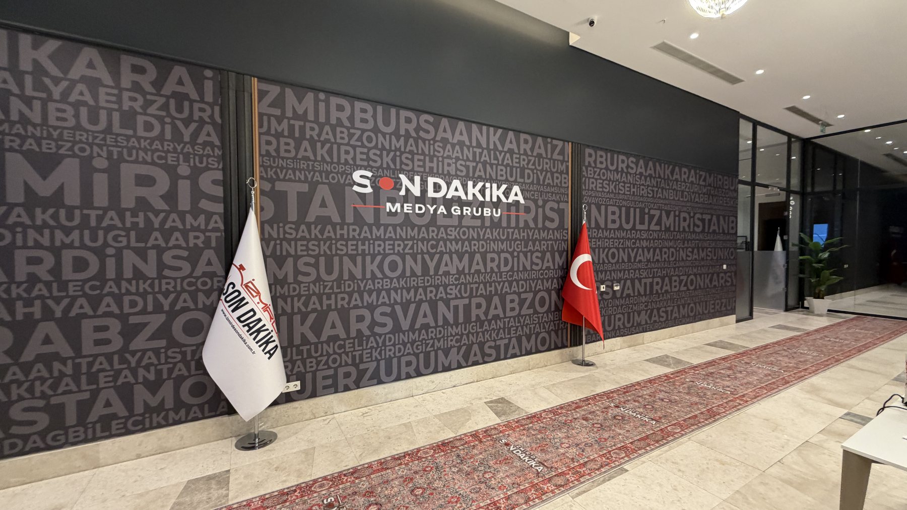 İzmir’de Son Dakika medya grubu ofis girişi